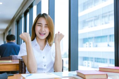 Üniversite Teen iyi haber geçiş sınavları sonra mutlu gülümseme sevindim