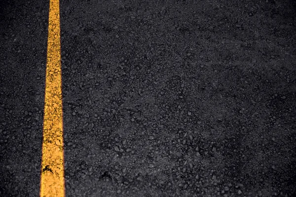 Κενή άσφαλτο δρόμο σκούρο καθαρό αυτοκινητόδρομο ή αυτοκινητόδρομο υφή — Φωτογραφία Αρχείου