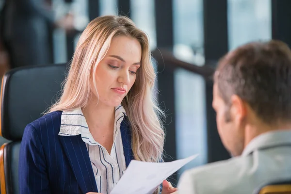 Employée Bureau Ennuyeuse Gestionnaire Entreprise Femmes Ennuyaient Son Partenaire Masculin — Photo