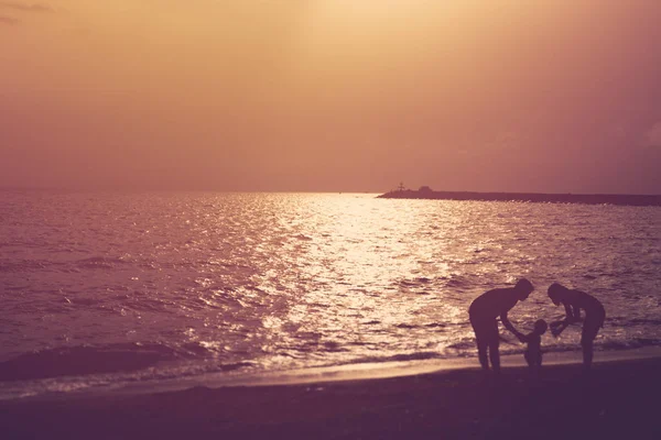 Silueta Cuidado Familiar Feliz Momento Puesta Del Sol Buen Recuerdo — Foto de Stock