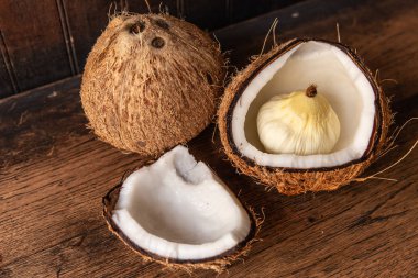 Hindistan cevizi Elma içinde zengin yağlı sağlıklı doymuş yağlar hindistan cevizi ahşap rustik masada