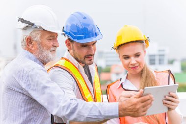 bina tasarımı çalışma birlikte birleştirmek incelemek için tablet yeni teknolojiyi kullanarak inşaat mühendisi ve mimari grubu