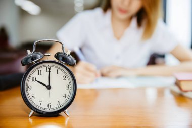 times saat ile çalışan üniversiteli kız genç dikkat kavramı ile öğrenmek
