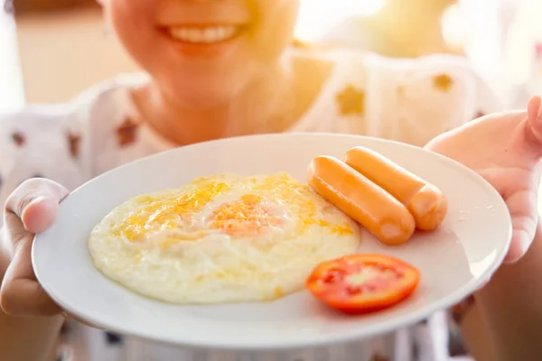 Chica Mostrando Simple Mañana Comida Desayuno Americano Huevo Con Hotdog — Foto de Stock