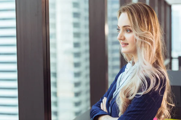Kaukasische Russische Geschäftsfrau Steht Aus Bürofenstern Und Lächelt Gut Gelaunt — Stockfoto