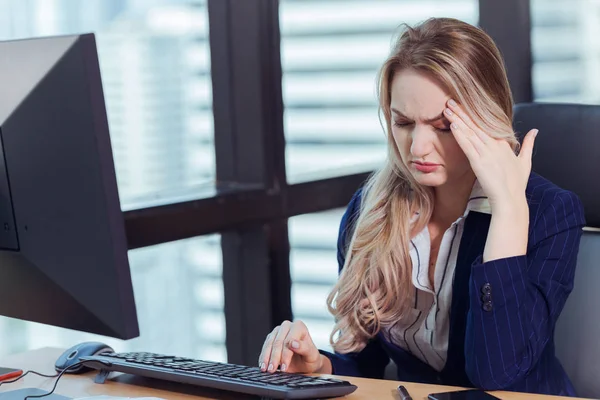 办公室工作人员或女商人因电脑屏幕而头痛 — 图库照片