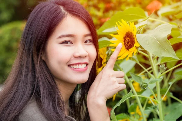 Gelukkig Glimlachend Aziatische Jonge Tiener Hand Wijzend Zonnebloem — Stockfoto