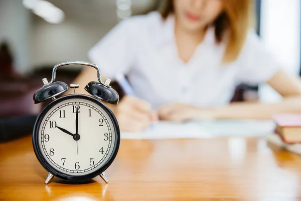 Hochschulmädchen Teenager Die Mit Uhrzeiten Arbeiten Lernen Mit Aufmerksamkeitskonzept — Stockfoto