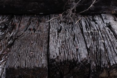 siyah koyu eski çatlak ahşap kütük demiryolu uyuyanlar dim ışık tonu yüksek detay doğa doku yıpranmış