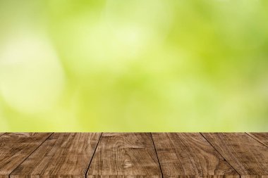 ürün görüntüleme montaj reklam alanı için ahşap masa üst forground ile bulanıkyeşil arka plan
