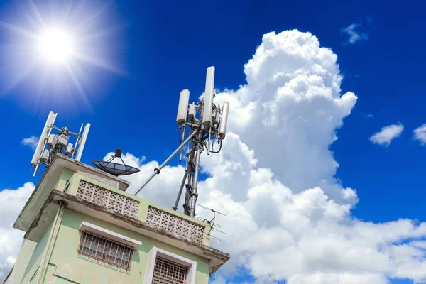 Telefon Kommunikation Tower Cell Site Root Toppen Byggnaden Med Blå — Stockfoto