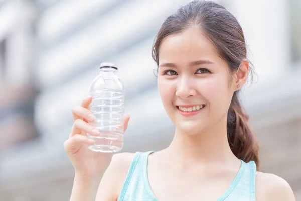 Menina Adolescente Bebendo Água Feliz Sorriso Segurando Garrafa Plástico — Fotografia de Stock