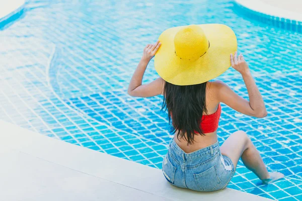 Bikini Ragazza Calda Con Cappello Seduto Hotel Piscina Durante Vacanze — Foto Stock