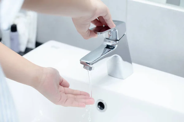 Άνθρωποι Υγιεινής Χέρι Καθαρισμό Πλύσιμο Λεκάνη Καλή Υγειονομική Περίθαλψη — Φωτογραφία Αρχείου