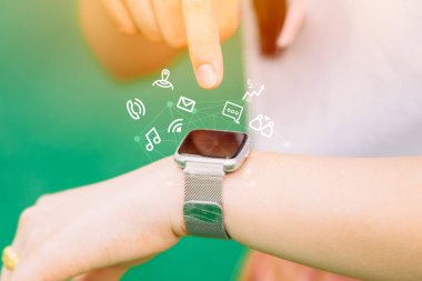 modern yaşam tarzı kolaylık teknolojisinde akıllı saat kullanan yakın çekim insanlar el