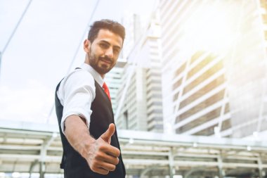 İş adamı iyi iş başparmak kadar el açık ofis şehir arka plan gösteren