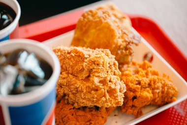 Çıtır Kızarmış Tavuk Tarifi Kola Meşrubat lı Amerikan Usulü Fast Food