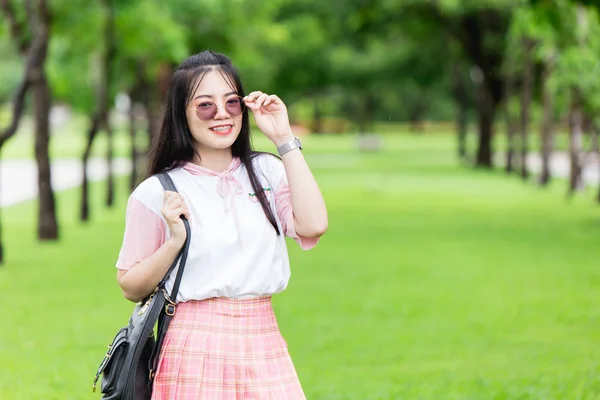 Ásia Menina Teen Bonito Com Óculos Sol Cinta Dentes Sorrindo — Fotografia de Stock