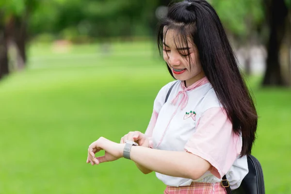 Ragazza Adolescente Giovane Utilizzando Orologio Intelligente Tenere Traccia Della Sua — Foto Stock