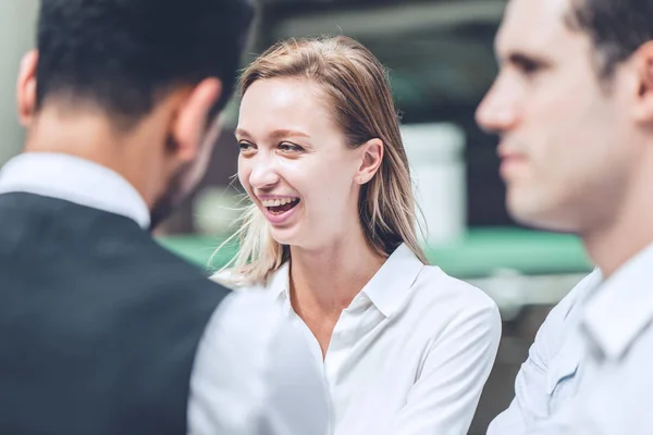 Exceptionnel Businesswoman Sourire Heureux Travailler Ensemble Autour Avec Des Hommes — Photo