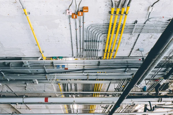 吊管管管在建筑施工网中管好水电管管 — 图库照片