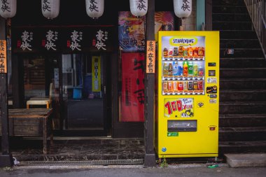 Satılık İçecekler için Japon 100 Yen Ucuz Otomat dükkanlar yanında kaldırımlarda Japonya'da her yerde.14 Ocak 2019, Osaka, Japonya.