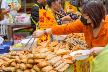 Vejetaryen Festivali (J Festivali) Tayland Yaowarat veya Bangkok Çin kasabasında sokak dekorasyon hiçbir hayvan eti gıda işareti için sarı bayrak ile. 10 Ekim 2018. Bangkok, Tayland.