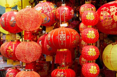 Bangkok'taki Yaowarach caddesinde Çin festivalinde dekorasyon mağazasında satılan kırmızı Çin yeni yıl fenerleri,Tayland.10 Ekim 2018.