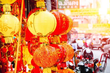 Bangkok'taki Yaowarach caddesinde Çin festivalinde dekorasyon mağazasında satılan kırmızı Çin yeni yıl fenerleri,Tayland.10 Ekim 2018.