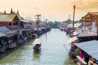 500 yılı aşkın kanallar turist için güzel seyahat yeri etrafında geleneksel Mae Klong nehir tarafı köy ile Amphawa yüzen pazar. 23 Ocak 2017. Amphawa, Samut songkhram, Tayland