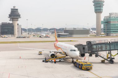 Hong Kong Havayolları uçak rıhtım köprü pist park alanı Hong Kong Uluslararası Havaalanı'nda terminalden yolcu aktarmak için. Hong Kong, 24 Kasım 2017.