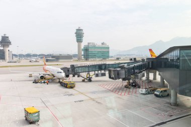 Hong Kong Havayolları uçak rıhtım köprü pist park alanı Hong Kong Uluslararası Havaalanı'nda terminalden yolcu aktarmak için. Hong Kong, 24 Kasım 2017.