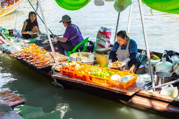 Amphawa Venta Alimentos Barco Madera Tradicional Mae Klong Canales Mercado — Foto de Stock