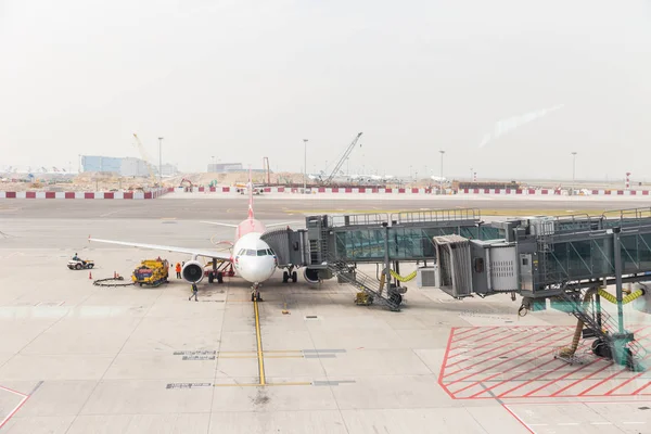 香港航空の飛行機ドックブリッジは 滑走路公園エリア香港国際空港のターミナルから乗客を転送します 2017年11月24日 — ストック写真