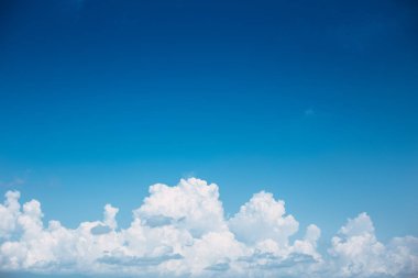 Altta bulut ve metin için boşluk olan mavi gökyüzü.