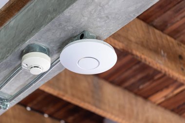 Wifi router veya Kablosuz Erişim Noktası Omni tipi yapılandırma İnternet bağlantı alanı için tavanda.