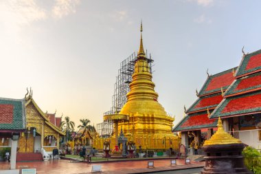Wat Phra 'nın güzel günbatımı manzarası Hariphunchai, Tayland' ın Lamphun şehrinde bulunan bir Budist tapınağı. 22 Ağustos 2019.