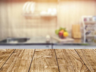 Mutfak odasındaki ahşap masa üstü bulanık arkaplan montaj ürünü görüntüsü veya arkaplan tasarımı düzeni için.