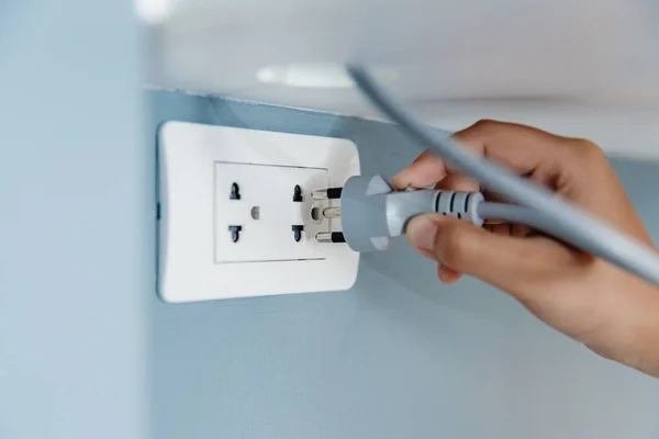 Plugue Mão Closeup Tomada Parede Eletricidade Para Alimentar Aparelho Elétrico — Fotografia de Stock