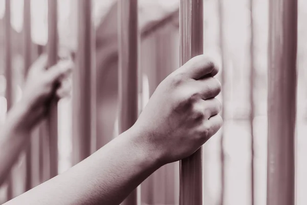 Więzienne Ręce Trzymające Stalowe Kraty Przestępca Przestępca Zamknięty Więzieniu Czerwony — Zdjęcie stockowe