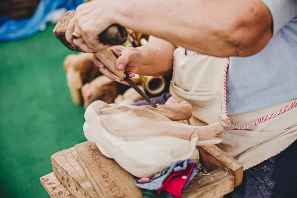 Habile Charpentier Artisanal Thaïlandais Utilisant Marteau Pour Ciseler Éléphant Bois — Photo