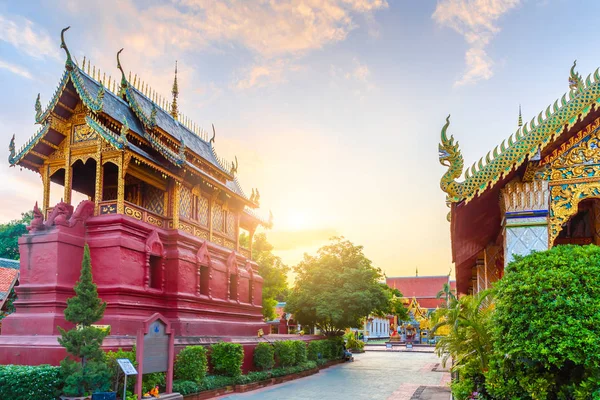 Gyönyörű Naplemente Kilátás Wat Phra Hogy Hariphunchai Egy Buddhista Templom — Stock Fotó
