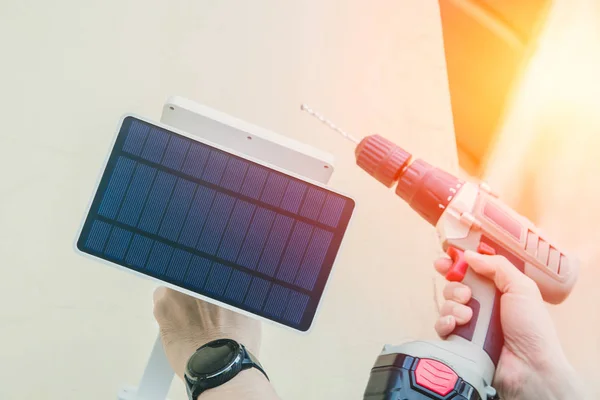 Instalación Bricolaje Reemplazar Lámpara Noche Del Panel Solar Para Ahorrar — Foto de Stock