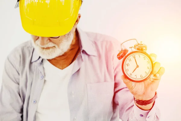 Engenheiro Mais Velho Profissional Trabalhando Com Relógio Vezes Para Dever — Fotografia de Stock