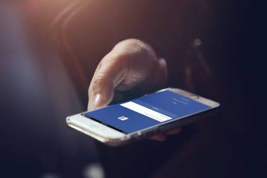 İnsanlar Facebook uygulamasına akıllı telefon ile giriş yapıyor, Facebook Mark Zuckerberg 'in en popüler sosyal ağ uygulamasıdır. 04 Nisan 2020. Bangkok, Tayland.