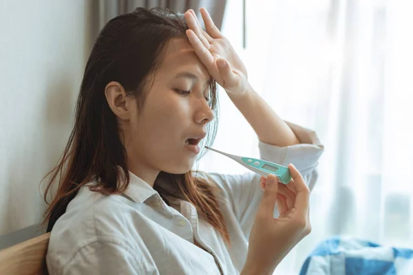 Азійські Жінки Які Користуються Термометром Усної Проби Використовують Температуру Тіла — стокове фото