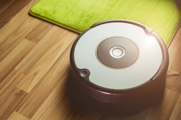 Robot Vacuum Cleaner Cleaning Wooden Floor Carpet Apartment Home Ground — Stock Photo, Image