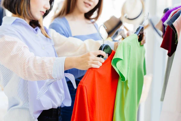 Женщины Считают Принятым Решение Сравнить Два Цвета Рубашки Размер Хорошего — стоковое фото
