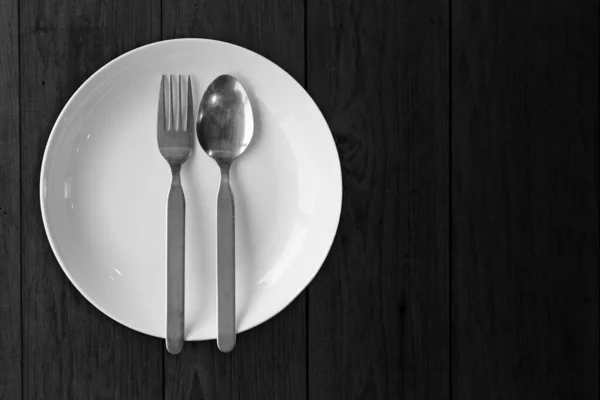 Siyah Ahşap Boş Çatal Kaşıklı Beyaz Tabak Dekorasyon Için Yiyecek — Stok fotoğraf