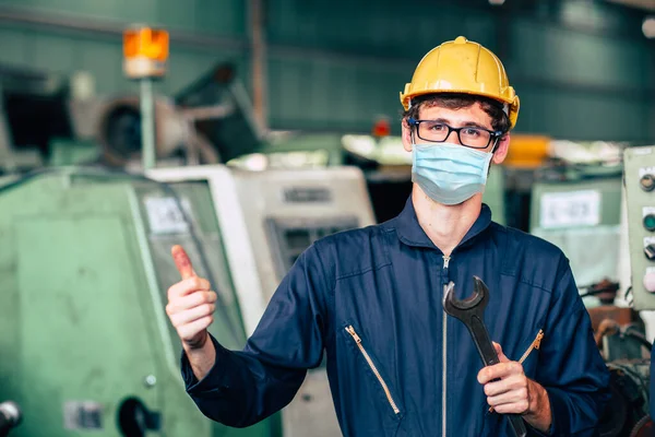 美国青年工人佩带一次性面罩或Hepa面罩 以防止科沃纳病毒 Covid 在工厂传播和烟尘污染空气 为劳工保健服务 — 图库照片